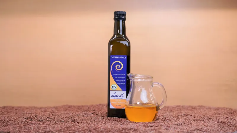 Eine Flasche Leinöl.
