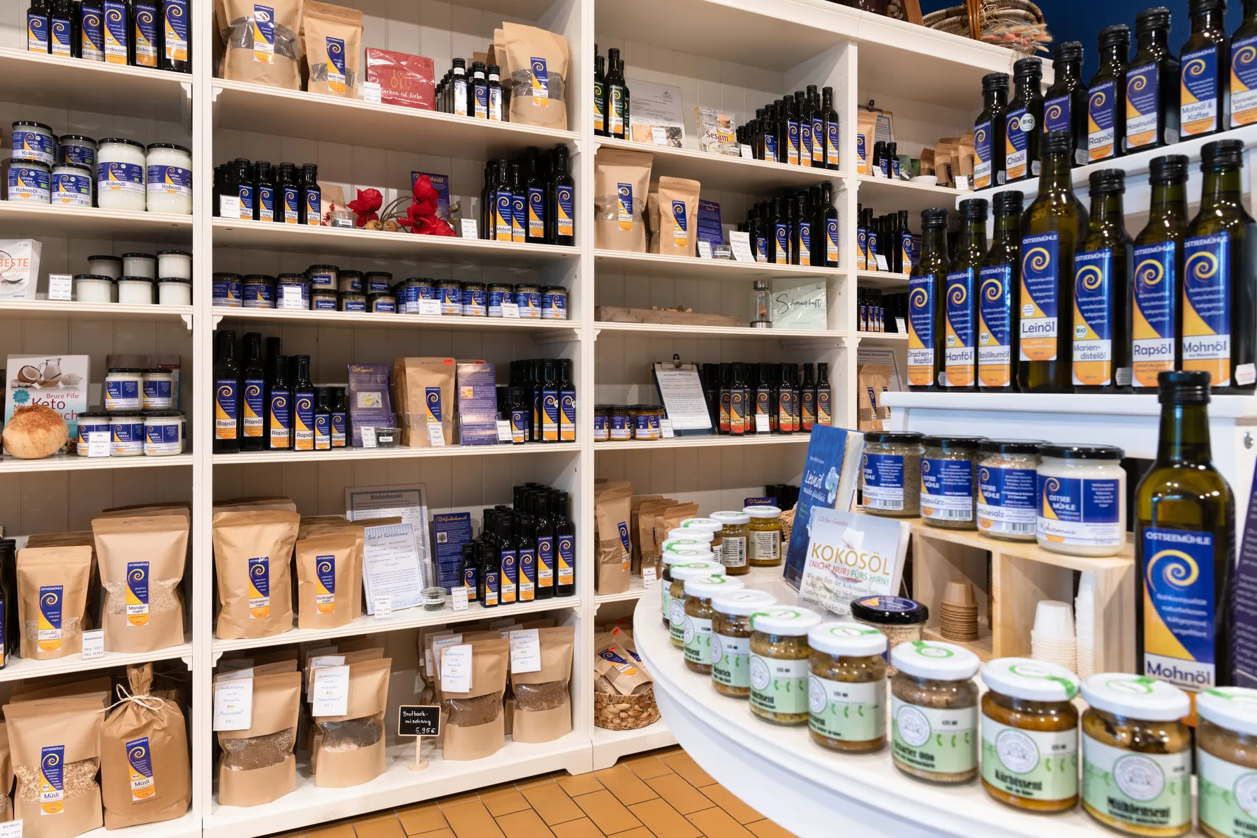 Gefüllte Regale in der Ostseemühle Langenhanshagen mit einer großen Auswahl an Produkten.